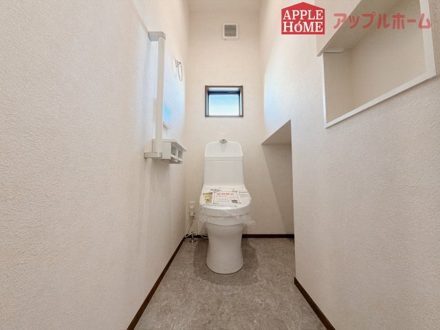 [新築住宅] 羽生市砂山 第1期 全20区画のトイレ|白を基調とした清潔感のある明るい空間。温水洗浄便座付きで、毎日快適・清潔に使用できます。操作しやすい壁面リモコンを採用しています。