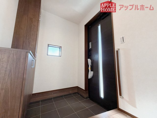[新築住宅] 羽生市砂山 第1期 全20区画の玄関|住まう人も来客も入った時にワクワクさせてくれるオシャレな玄関♪収納もたっぷりあるので、靴がたくさんあっても安心！