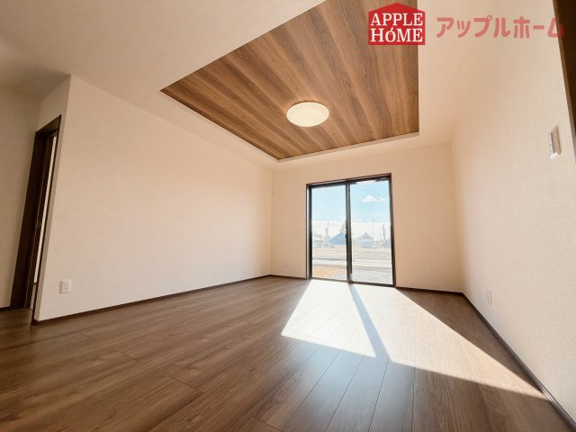 [新築住宅] 羽生市砂山 第1期 全20区画の居間・リビング|窓から差し込む光で家族を温かく包み込みます。明るいリビングで子育てする喜びを☆いつでも見学可能です！