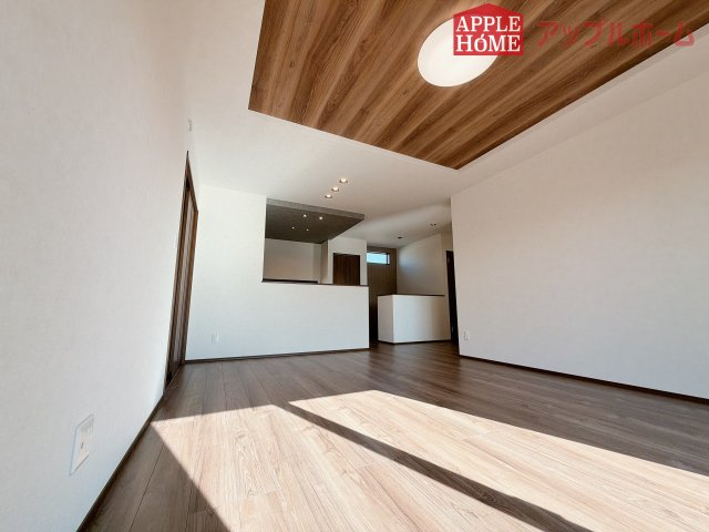 [新築住宅] 羽生市砂山 第1期 全20区画の居間・リビング|広々リビング×対面キッチンで家族の会話も弾みます♪家族団らんの秘訣は間取りにあり☆夢のマイホームを一緒に叶えましょう！