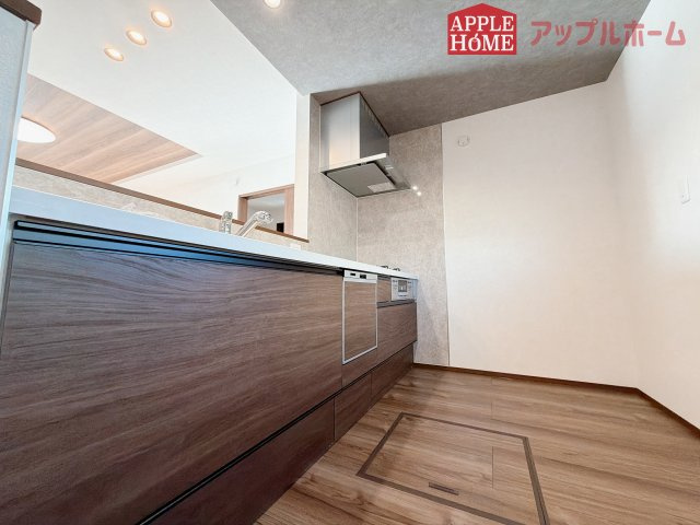 [新築住宅] 羽生市砂山 第1期 全20区画のキッチン|対面式キッチンは、家族のコミュニケーションを育み、子育て家族にも好適なプラン！リビングで寛ぐご家族をいつも感じられます♪会話を楽しみながら家事ができ、小さいお子様がいても安心です！