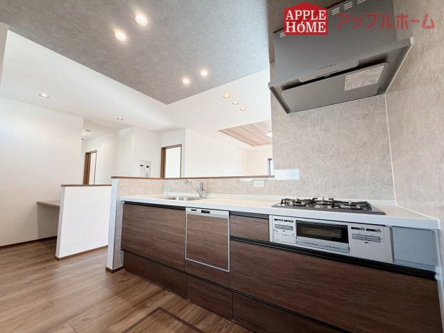 [新築住宅] 羽生市砂山 第1期 全20区画のキッチン|見栄えもよくお手入れもスムーズに出来ます。豊富な収納力もございますので、キッチンスペースをスッキリとお使い頂けそうです。