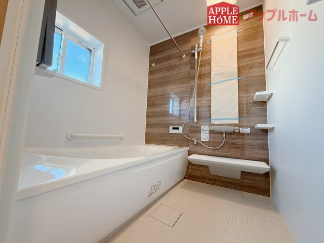 [新築住宅] 羽生市砂山 第1期 全20区画の浴室|窓付きのバスルームは、採光もあり明るく気持ちの良い空間です。窓があることで、換気環境も良好。掃除もスムーズに出来ます