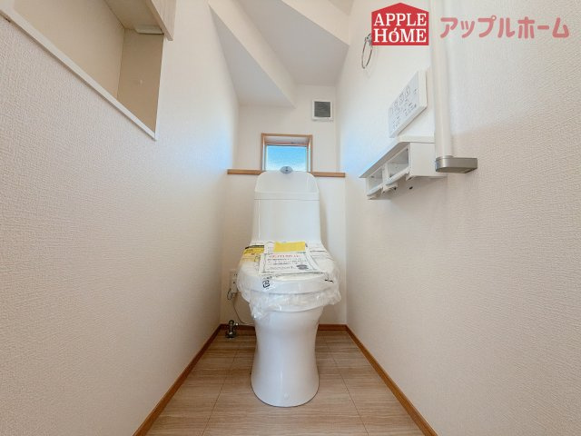 [新築住宅] 羽生市砂山 第1期 全20区画のトイレ|白を基調とした清潔感のある明るい空間。温水洗浄便座付きで、毎日快適・清潔に使用できます。操作しやすい壁面リモコンを採用しています。
