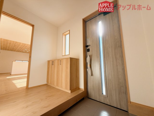 [新築住宅] 羽生市砂山 第1期 全20区画の玄関|住まう人も来客も入った時にワクワクさせてくれるオシャレな玄関♪収納もたっぷりあるので、靴がたくさんあっても安心！