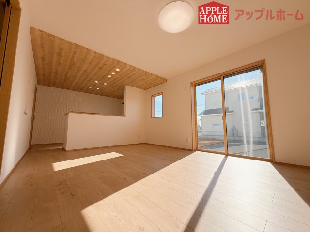[新築住宅] 羽生市砂山 第1期 全20区画の居間・リビング|窓から差し込む光で家族を温かく包み込みます。明るいリビングで子育てする喜びを☆いつでも見学可能です！