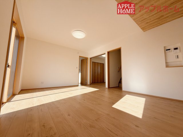 [新築住宅] 羽生市砂山 第1期 全20区画の居間・リビング|広々リビング×対面キッチンで家族の会話も弾みます♪家族団らんの秘訣は間取りにあり☆夢のマイホームを一緒に叶えましょう！