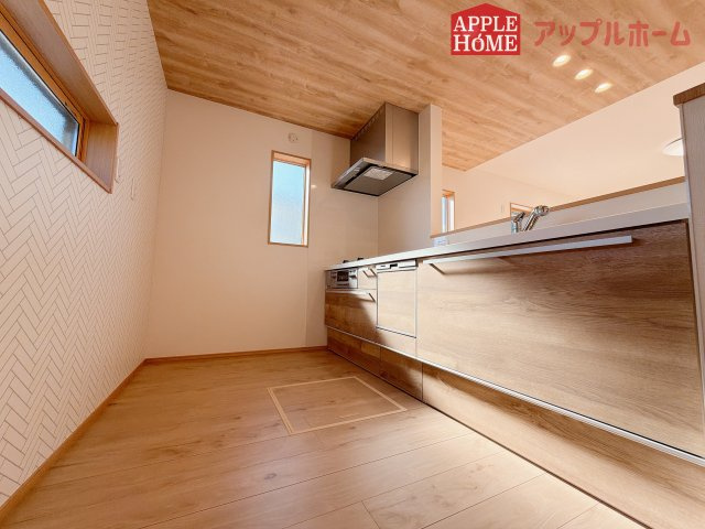 [新築住宅] 羽生市砂山 第1期 全20区画のキッチン|対面式キッチンは、家族のコミュニケーションを育み、子育て家族にも好適なプラン！リビングで寛ぐご家族をいつも感じられます♪会話を楽しみながら家事ができ、小さいお子様がいても安心です！