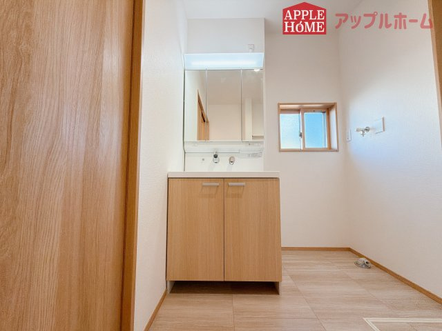 [新築住宅] 羽生市砂山 第1期 全20区画の独立洗面台|ゆとりの洗面スペースで朝の身支度も快適スムーズに。３面鏡で髪のセットやお化粧もストレスなくこなせ、朝から気分良く通勤通学に向かえそうですね！鏡の裏にはたっぷりと収納スペースを標準装備