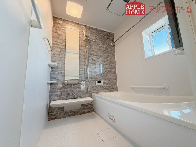 [新築住宅] 羽生市砂山 第1期 全20区画の浴室|窓付きのバスルームは、採光もあり明るく気持ちの良い空間です。窓があることで、換気環境も良好。掃除もスムーズに出来ます