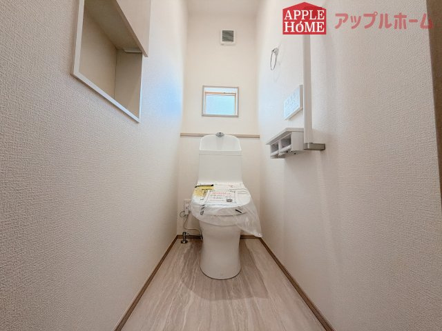 [新築住宅] 羽生市砂山 第1期 全20区画のトイレ|白を基調とした清潔感のある明るい空間。温水洗浄便座付きで、毎日快適・清潔に使用できます。操作しやすい壁面リモコンを採用しています。