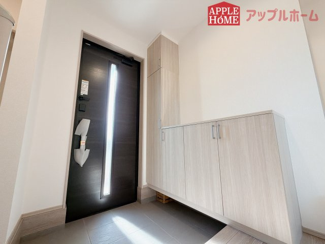 [新築住宅] 羽生市砂山 第1期 全20区画の玄関|住まう人も来客も入った時にワクワクさせてくれるオシャレな玄関♪収納もたっぷりあるので、靴がたくさんあっても安心！