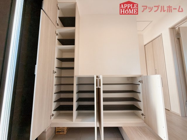 [新築住宅] 羽生市砂山 第1期 全20区画の玄関|明るくて清潔感溢れる玄関。便利な下駄箱収納付きです♪散らかりがちな玄関もすっきりと片付きます。