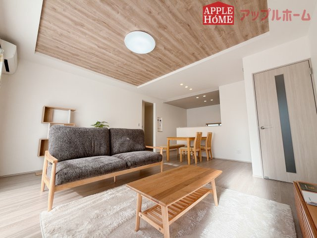 [新築住宅] 羽生市砂山 第1期 全20区画の居間・リビング|広々リビング×対面キッチンで家族の会話も弾みます♪家族団らんの秘訣は間取りにあり☆夢のマイホームを一緒に叶えましょう！