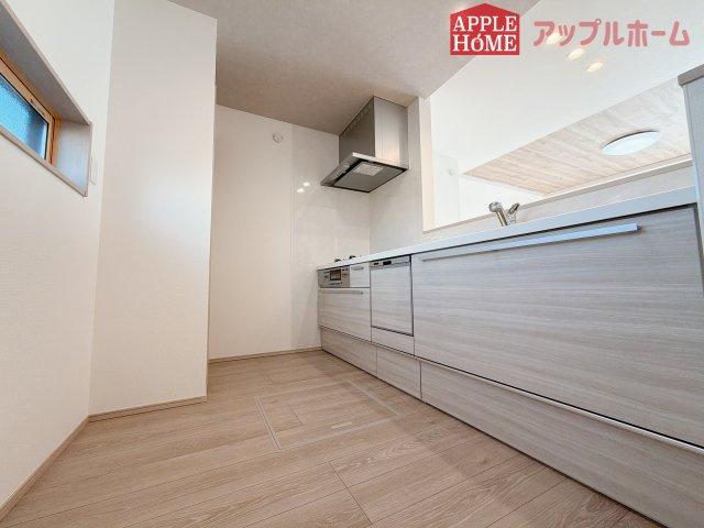 [新築住宅] 羽生市砂山 第1期 全20区画のキッチン|対面式キッチンは、家族のコミュニケーションを育み、子育て家族にも好適なプラン！リビングで寛ぐご家族をいつも感じられます♪会話を楽しみながら家事ができ、小さいお子様がいても安心です！