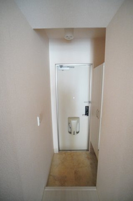 【玄関】 | アムール | ※同物件・反転タイプの写真です。