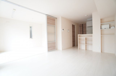 【居間・リビング】 | アムール | ※同物件・反転タイプの写真です。