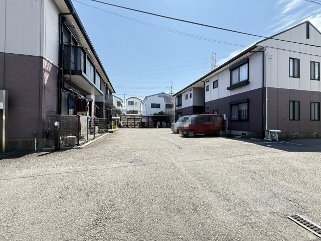 ファミール・ビレジ C棟の駐車場