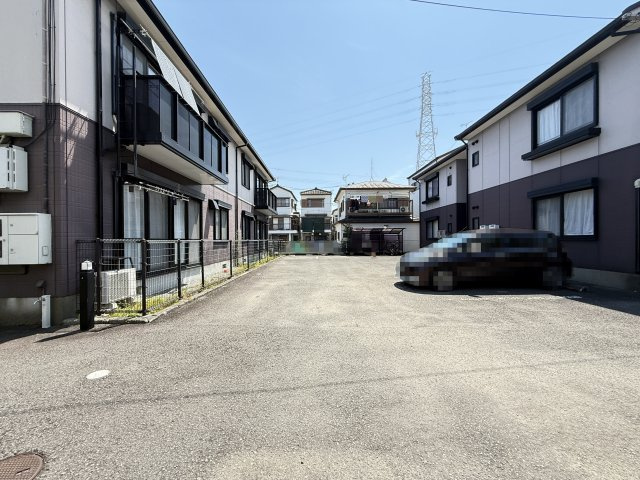 ファミール・ビレジ C棟の駐車場