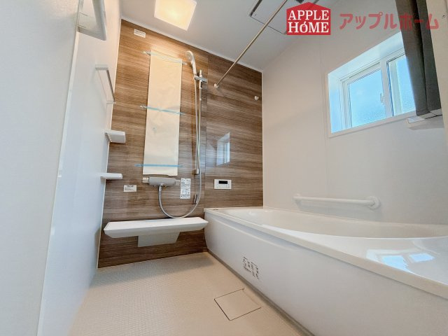 [新築住宅] 羽生市砂山 第1期 全20区画の浴室|窓付きのバスルームは、採光もあり明るく気持ちの良い空間です。窓があることで、換気環境も良好。掃除もスムーズに出来ます