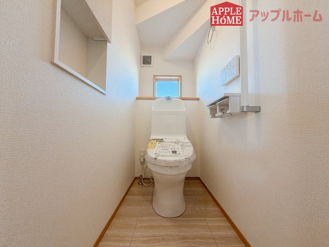 [新築住宅] 羽生市砂山 第1期 全20区画のトイレ|白を基調とした清潔感のある明るい空間。温水洗浄便座付きで、毎日快適・清潔に使用できます。操作しやすい壁面リモコンを採用しています。