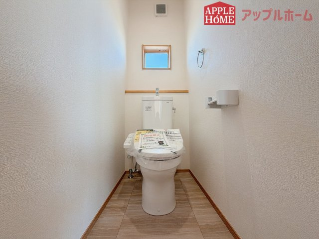 [新築住宅] 羽生市砂山 第1期 全20区画のトイレ|白を基調とした清潔感のある明るい空間。温水洗浄便座付きで、毎日快適・清潔に使用できます。操作しやすい壁面リモコンを採用しています。