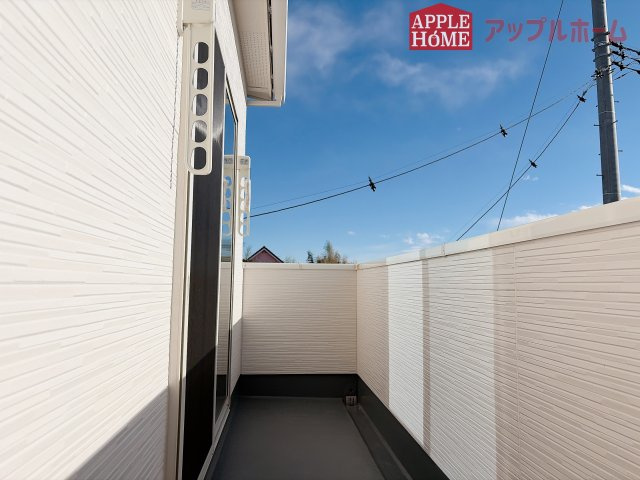 [新築住宅] 羽生市砂山 第1期 全20区画のバルコニー|家族分の洗濯物もしっかり干せます。日当たりも良く、毎日のお洗濯が楽しくなりそう♪お布団は手軽に干せていつもポカポカに☆