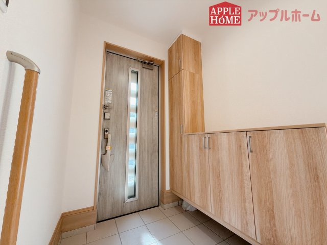 [新築住宅] 羽生市砂山 第1期 全20区画の玄関|住まう人も来客も入った時にワクワクさせてくれるオシャレな玄関♪収納もたっぷりあるので、靴がたくさんあっても安心！
