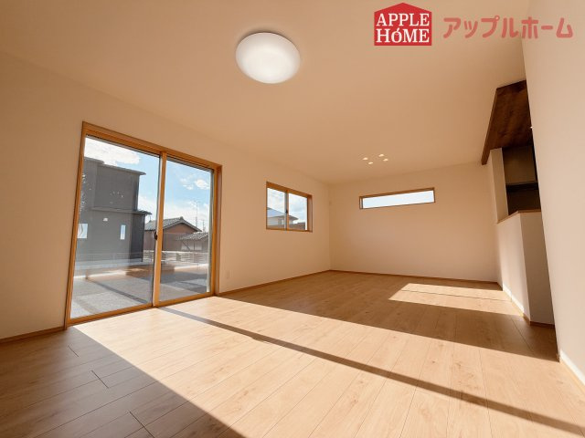 [新築住宅] 羽生市砂山 第1期 全20区画の居間・リビング|窓から差し込む光で家族を温かく包み込みます。明るいリビングで子育てする喜びを☆いつでも見学可能です！