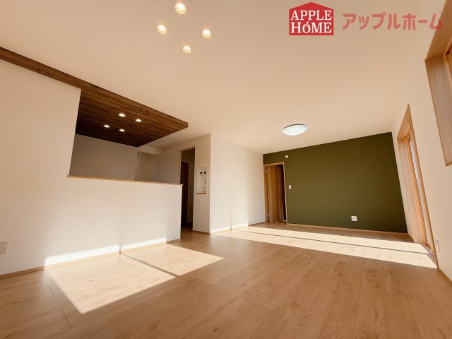 [新築住宅] 羽生市砂山 第1期 全20区画の居間・リビング|広々リビング×対面キッチンで家族の会話も弾みます♪家族団らんの秘訣は間取りにあり☆夢のマイホームを一緒に叶えましょう！