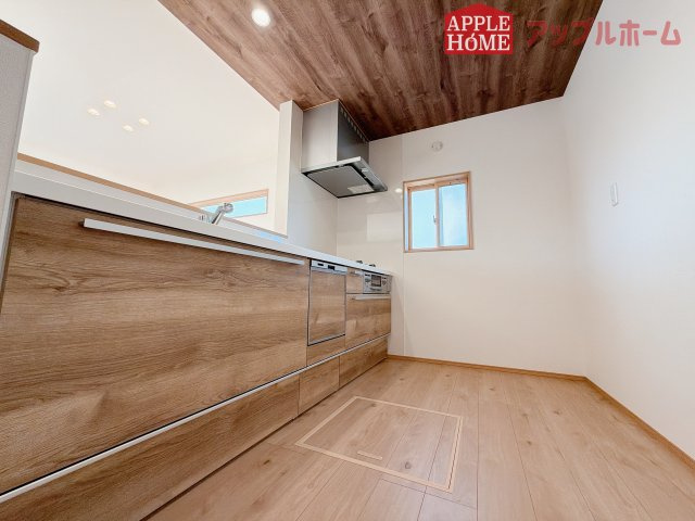 [新築住宅] 羽生市砂山 第1期 全20区画のキッチン|対面式キッチンは、家族のコミュニケーションを育み、子育て家族にも好適なプラン！リビングで寛ぐご家族をいつも感じられます♪会話を楽しみながら家事ができ、小さいお子様がいても安心です！