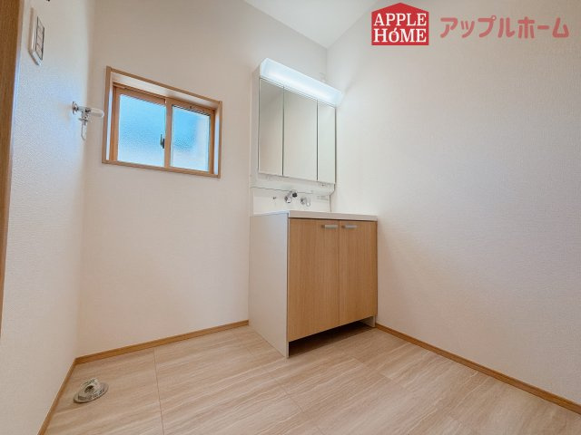 [新築住宅] 羽生市砂山 第1期 全20区画の独立洗面台|ゆとりの洗面スペースで朝の身支度も快適スムーズに。３面鏡で髪のセットやお化粧もストレスなくこなせ、朝から気分良く通勤通学に向かえそうですね！鏡の裏にはたっぷりと収納スペースを標準装備