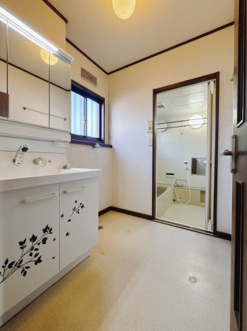 【中古戸建】足利市大沼田町のその他|■洗面室｜洗濯機を置いてもゆとりある広さの洗面脱衣室です♪窓があるので換気の際も楽ちんです♪