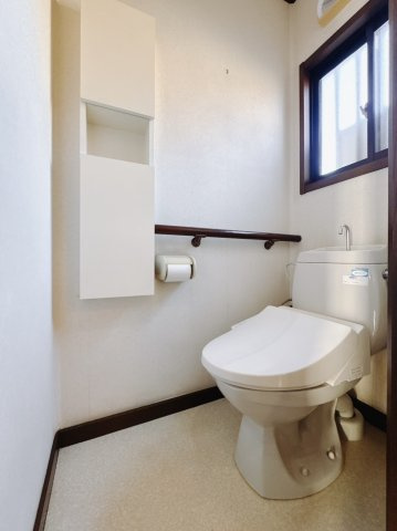 【中古戸建】足利市大沼田町のその他|■トイレ｜1階と2階にトイレがございます♪壁には小物を置けるスペースがあるのでトイレットペーパーのストックを置いておくのにも便利です♪写真などを飾ってもおしゃれですね♪