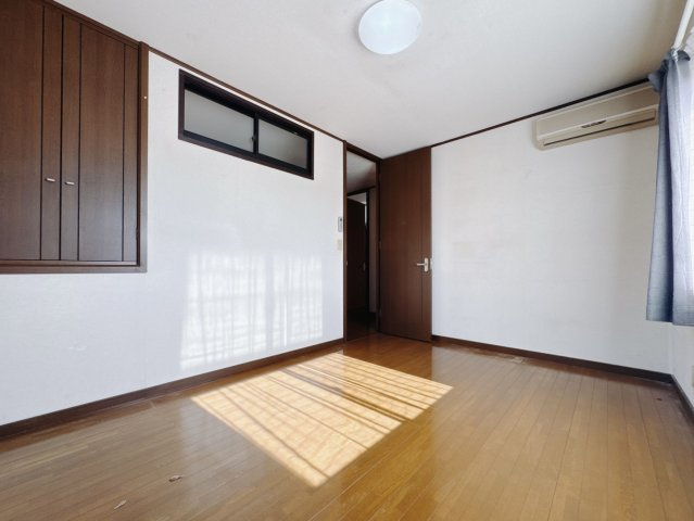 【中古戸建】足利市大沼田町の洋室|■2階洋室｜ナチュラルカラーの床です。模様替えなどとても楽しく工夫できます♪陽当たり、風通しもとても良いので毎日快適な生活スタートです！子供部屋にも良いですね♪