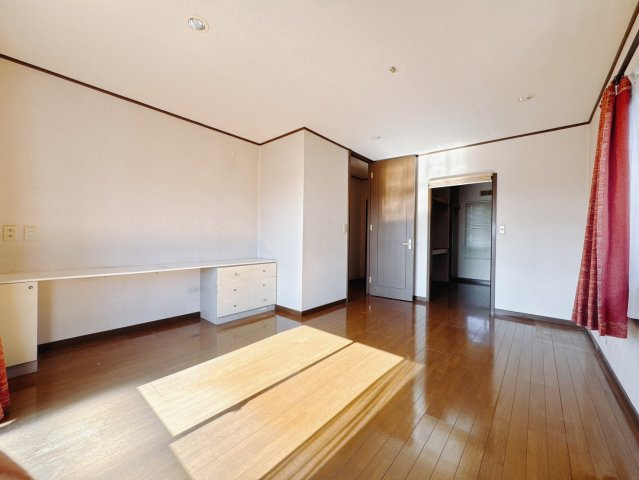 【中古戸建】足利市大沼田町のその他|■2階洋室｜バルコニーにも出られる2階の一室♪お勉強などに疲れたら気晴らしもできますね♪収納も大容量で、お部屋がいつでもスッキリ片付きます＊。