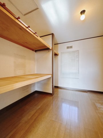 【中古戸建】足利市大沼田町のその他|■WIC｜お洋服はもちろん、使う頻度の少ない家具や小物・場所を取りがちな旅行用のスーツケースなどもしまえます。また、厚手のコートをしまっても充分な広さを堪能できるプランです♪