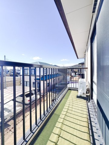 【中古戸建】足利市大沼田町のその他共用部分|■バルコニー｜お布団がたくさん干せますね♪バルコニーから入る日差しは暖かく、爽快な朝の目覚めを促してくれます♪洗濯物やお布団を干して太陽の香りを吸い込んだお布団で夜はおやすみください。