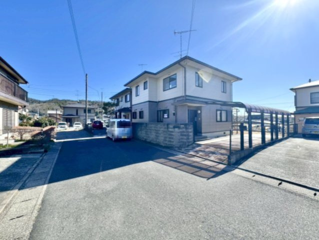 【中古戸建】足利市大沼田町の前面道路含む現地写真|■外観｜前面道路が広く見渡しが良いので、車の安全確認もばっちり！