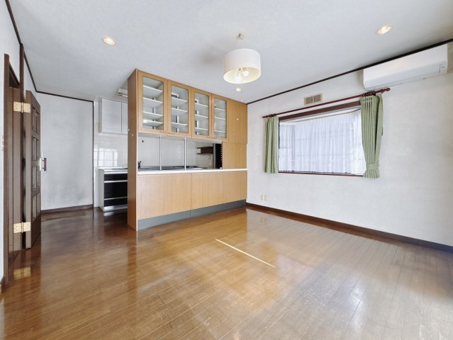 【中古戸建】足利市大沼田町の居間・リビング|■リビング｜陽当たり良好のリビングダイニング♪賃貸では叶わなかった、お友達とのホームパーティや大音量で映画やテレビを楽しむことができます(*^^*)