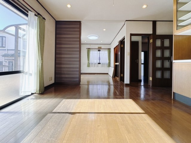 【中古戸建】足利市大沼田町のその他|■リビング｜時の流れと共に陽射しは装いを変え空間に新たな彩りを与えます。一日中家に居ても飽きることなく過ごすことができる素敵な空間です♪