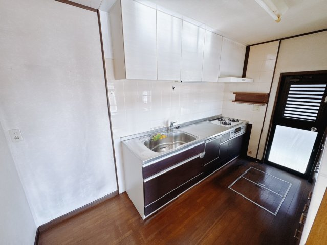 【中古戸建】足利市大沼田町のキッチン|■キッチン｜大きなお鍋や調理用具のも出し入れラクラクな収納がたっぷり！毎日使う場所だからこそ、無理のない姿勢で作業できるのは嬉しいポイントですね(*＾＾*)♪