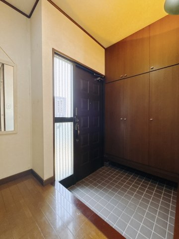 【中古戸建】足利市大沼田町のその他|■玄関｜毎日の「いってらっしゃい」や「お帰りなさい」を大切なご家族と過ごす玄関は〈使いやすさ〉を追求しております。玄関横の物入は急な来客時でもさっとお片付けできるスペースを確保しています。
