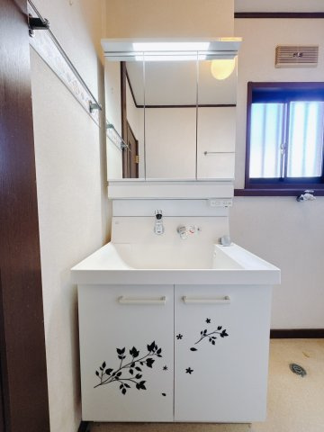 【中古戸建】足利市大沼田町の独立洗面台|■独立洗面台｜三面鏡の洗面台は鏡の裏が収納ポケットになっているので、ヘアケア用品や歯ブラシなどでごちゃつきがちな洗面台周りがスッキリ片付きます。　