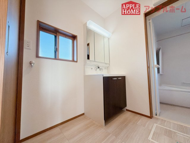 [新築住宅] 羽生市砂山 第1期 全20区画の独立洗面台|暮らしを快適にする三面鏡仕様の洗面化粧台。収納力と機能性に優れた使いやすい設備で、忙しい朝の身支度もスムーズに♪