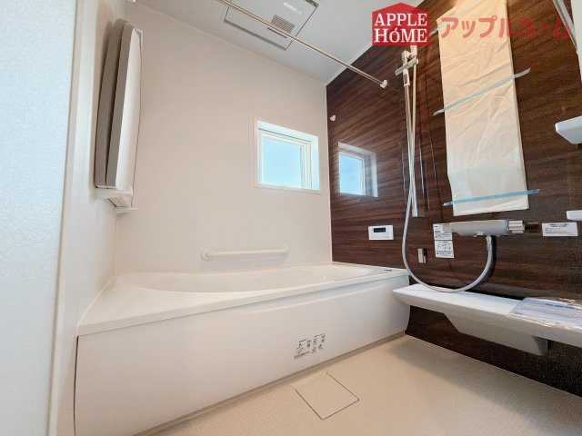 [新築住宅] 羽生市砂山 第1期 全20区画の浴室|窓付きのバスルームは、採光もあり明るく気持ちの良い空間です。窓があることで、換気環境も良好。掃除もスムーズに出来ます