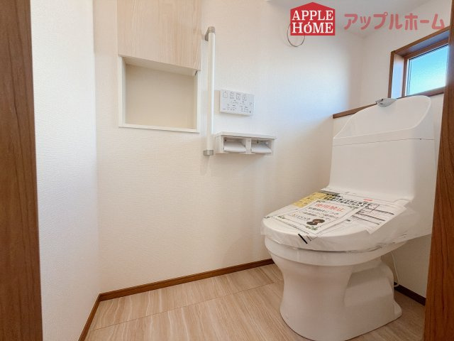 [新築住宅] 羽生市砂山 第1期 全20区画のトイレ|白を基調とした清潔感のある明るい空間。温水洗浄便座付きで、毎日快適・清潔に使用できます。操作しやすい壁面リモコンを採用しています。