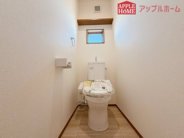 [新築住宅] 羽生市砂山 第1期 全20区画のトイレ|白を基調とした清潔感のある明るい空間。温水洗浄便座付きで、毎日快適・清潔に使用できます。操作しやすい壁面リモコンを採用しています。