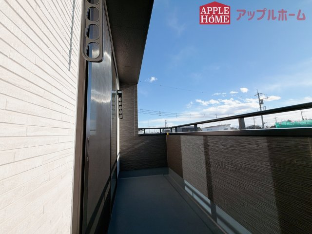 [新築住宅] 羽生市砂山 第1期 全20区画のバルコニー|家族分の洗濯物もしっかり干せます。日当たりも良く、毎日のお洗濯が楽しくなりそう♪お布団は手軽に干せていつもポカポカに☆