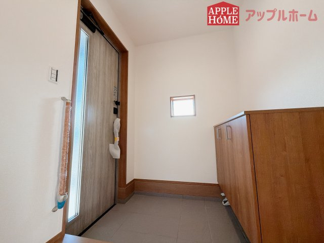 [新築住宅] 羽生市砂山 第1期 全20区画の玄関|住まう人も来客も入った時にワクワクさせてくれるオシャレな玄関♪収納もたっぷりあるので、靴がたくさんあっても安心！